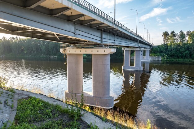 Foto ponte automobilistico attraverso l'ampio fiume