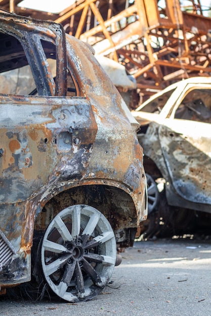 Foto l'auto è completamente bruciata, anche le gomme sono bruciate incidente d'auto bruciato dopo l'incendio la bomba