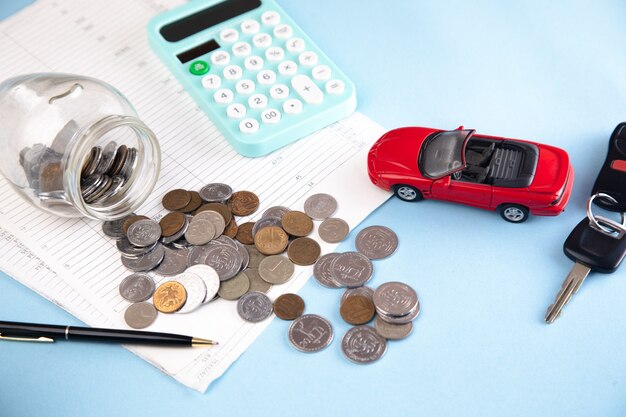 Автомобиль и калькулятор с монетами на документе