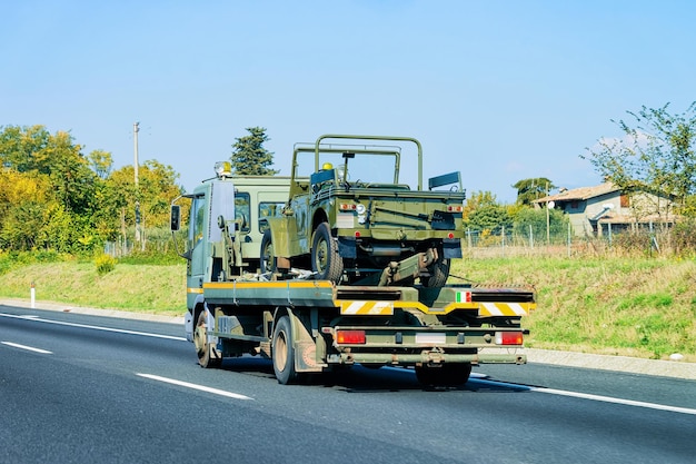 写真 道路上の自動車運搬トラック。トランスポーター