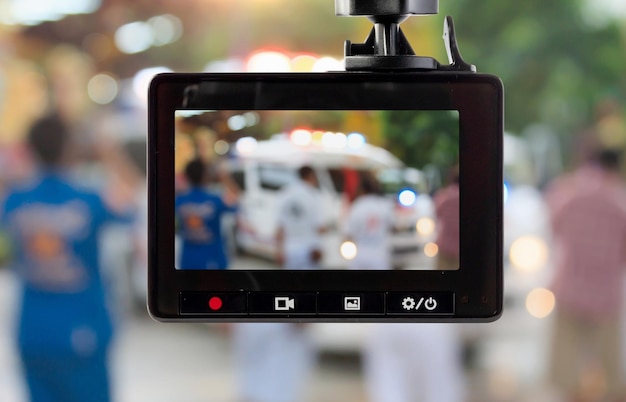 道路上の救急車と車の CCTV カメラ ビデオ レコーダー