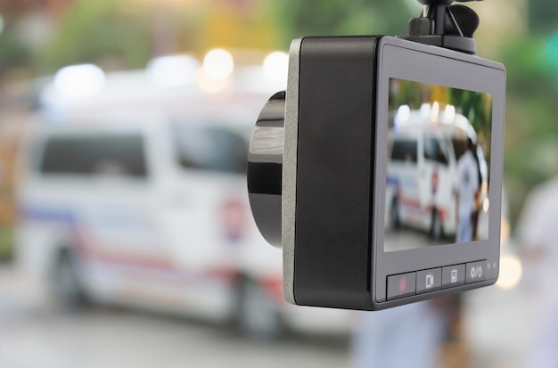 Видеокамера автомобиля с машиной скорой помощи на дороге