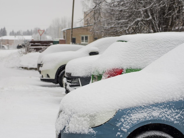 写真 雪が降った後雪に覆われた車