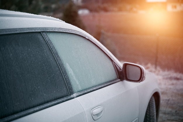 雪に覆われた車の後ろの窓が凍った車の冬