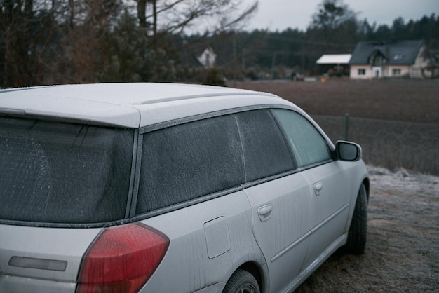 雪に覆われた車の後ろの窓が凍った車の冬