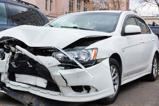 Автокатастрофа на улице, поврежденные автомобили после столкновения в городе