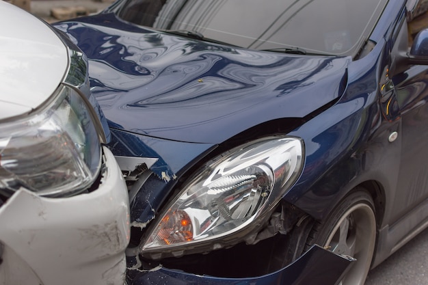 Incidente stradale da incidente d'auto sulla strada in una città