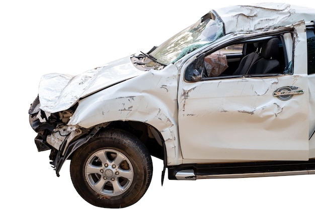 Foto accidente d'auto vista anteriore e laterale di un'auto bianca danneggiata da un incidente sulla strada auto danneggiate dopo la collisione isolato su sfondo bianco con percorso di ritaglio accidente di auto rotto