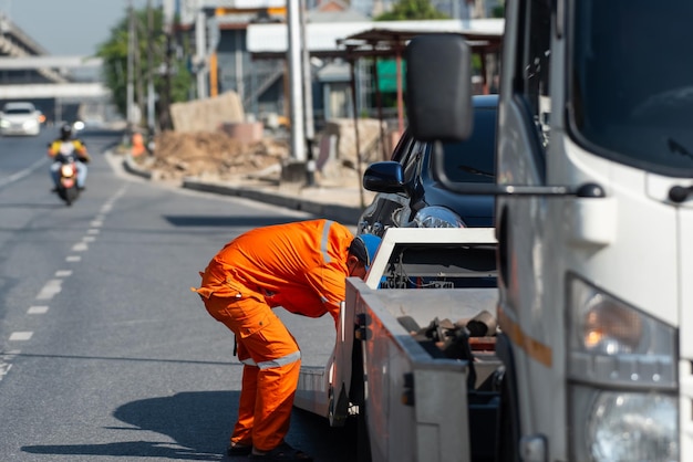 Foto auto danneggiata da un incidente stradale aspettate l'assicurazione in una collisione in città