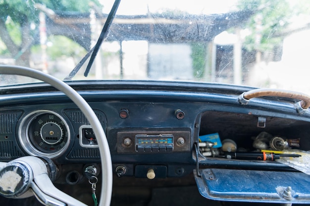 CARD RADIO라고 적힌 파란색 표지판이 있는 자동차 대시보드