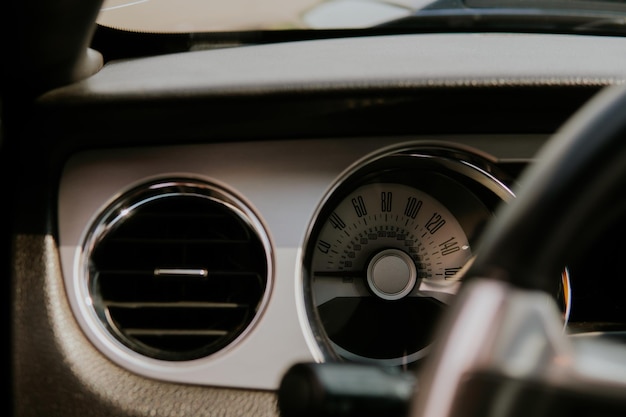 Photo a car dashboard with a speedometer in the center of it
