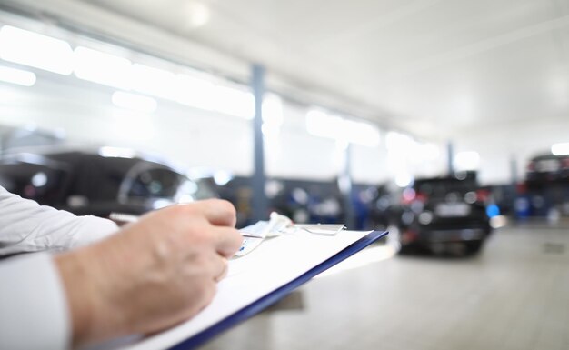 Photo car dealer places order in car dealership