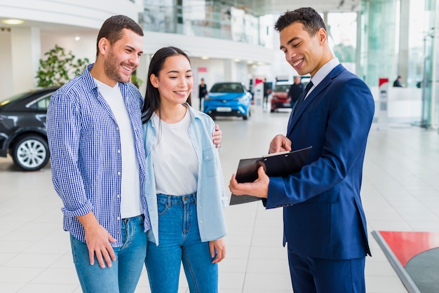 Photo car dealer talking to clients