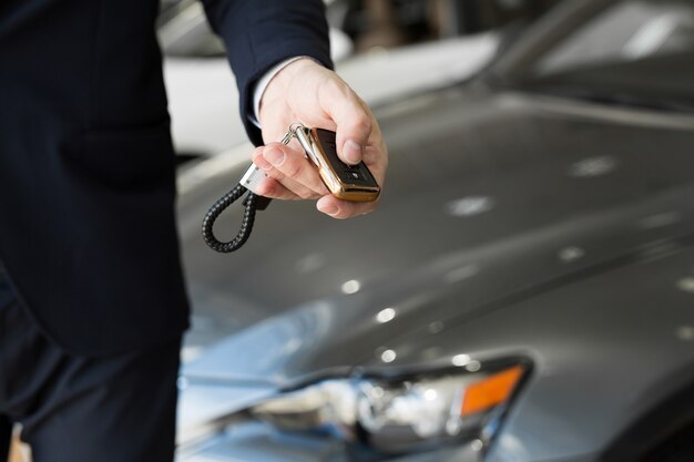 Concessionario auto con chiave in primo piano