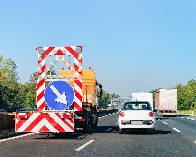 イタリアの道路上の車と方向標識