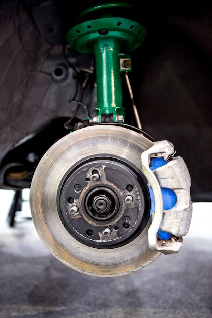 Фото Автомобильный дисковый тормоз и зеленый амортизатор