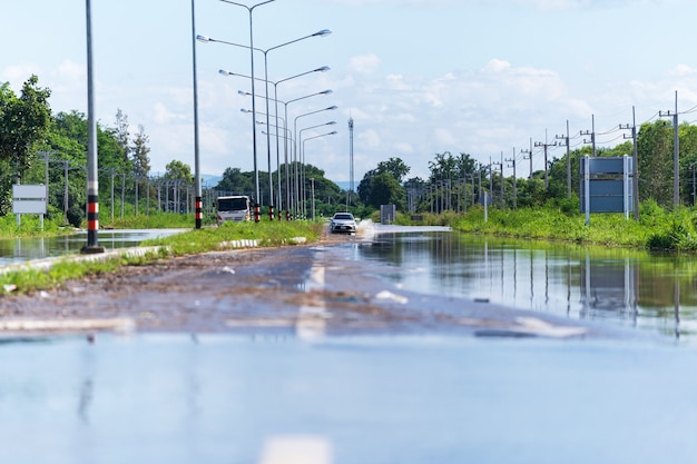 Вождение автомобиля паводковой водой, некоторые из затопленных территорий в Таиланде