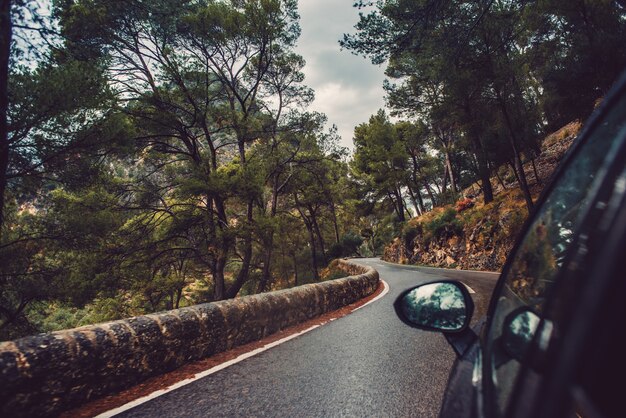 Guidare in auto su una strada di montagna