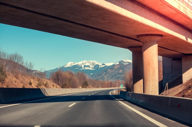 写真 スロベニア ヨーロッパの山々 を背景に高速道路を走行する車