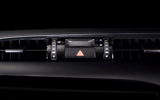 Кнопка аварийного освещения автомобиля в автомобиле.