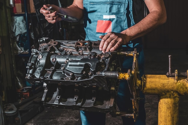Ремонт двигателя автомобиля в гараже диагностика и разборка деталей для ремонта