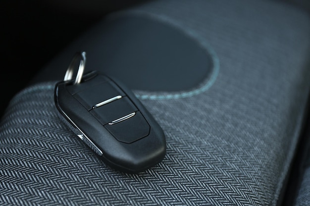 現代の自動車のクローズアップの内側にある車のフリップキー