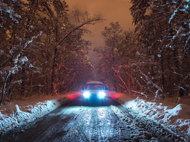 Автомобиль на лесной дороге. вечер ночное время