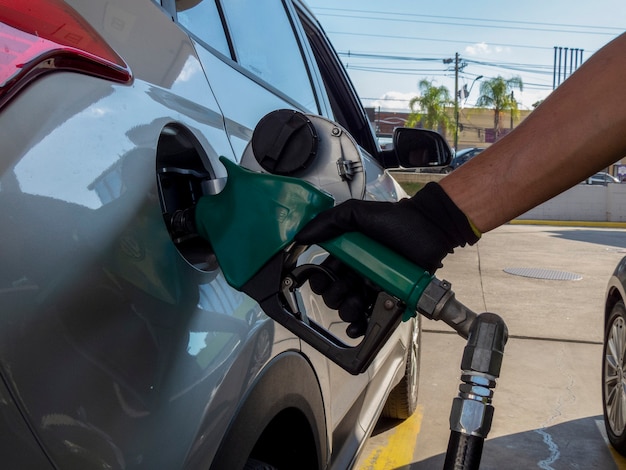 ガソリンで燃料を補給する車