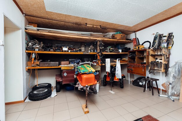 Foto garaggio per auto con cose e scatole.