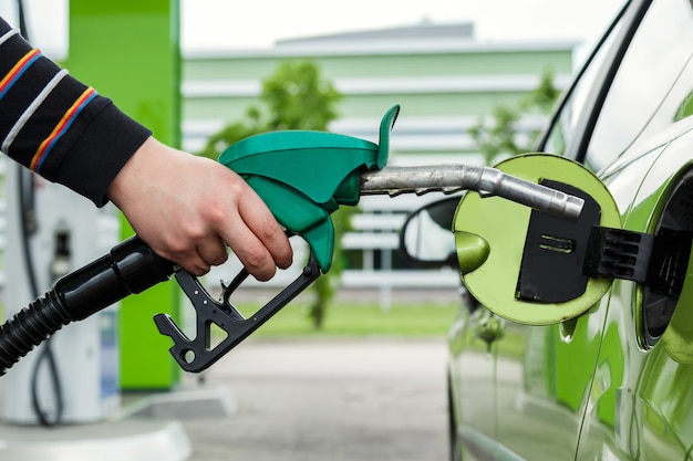 Auto sulla stazione di benzina