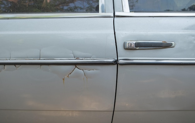 Foto il grigio dell'auto si è graffiato e si è schiantato