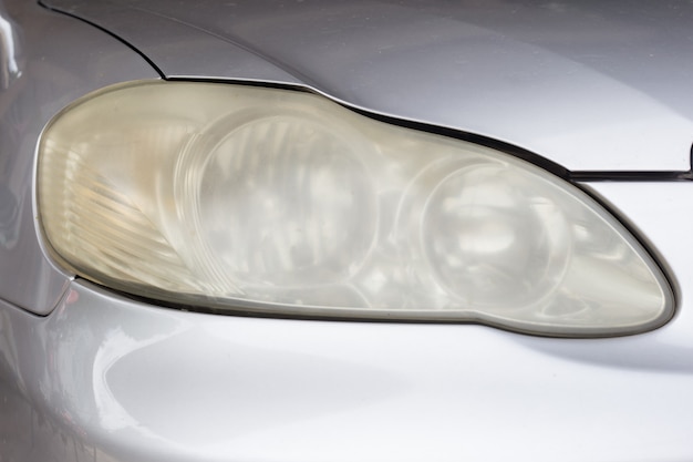 Car headlights that have been used for a long time and lack of maintenance have a cloudy, dirty appearance, resulting in poor light quality.