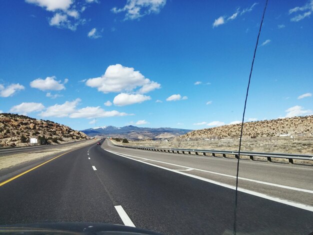 Foto auto sull'autostrada contro il cielo