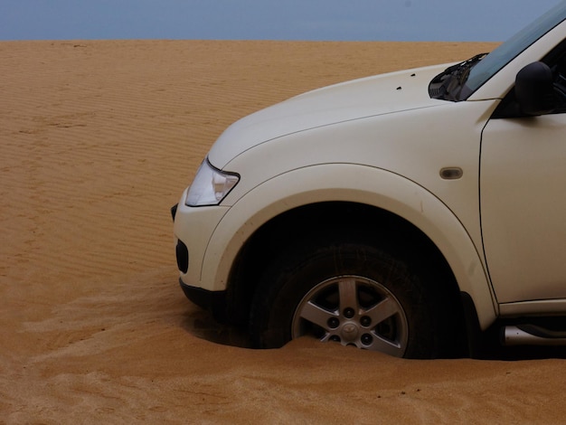 사진 사막에 있는 차