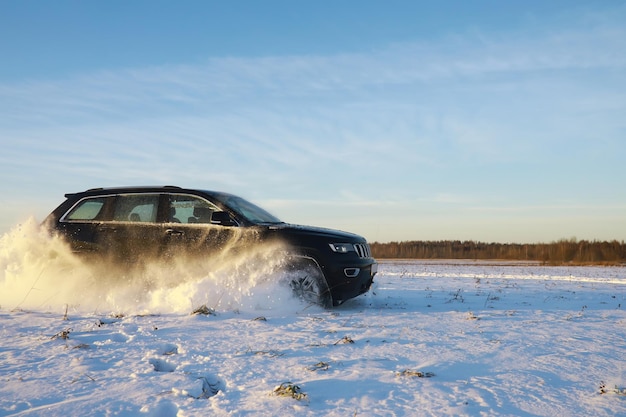 写真 冬のフィールドでの車オフロード冬の雪の吹きだまりエクストリームスポーツエンターテインメント