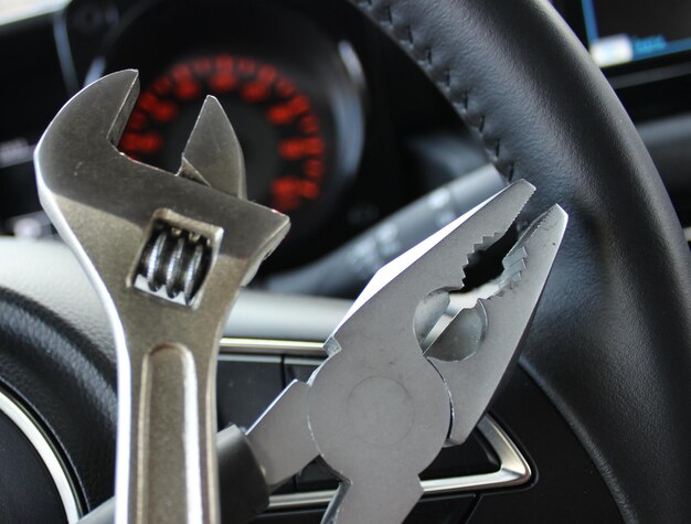 사진 자동차 검사 이미지 차에서 초점을 맞추지 않은 스티어링  위에 교차 된 핀과 조절 가능한 렌치