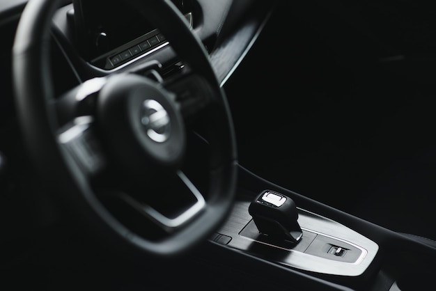 Interni dell'auto tachimetro moderno dell'auto e cruscotto illuminato lussuoso quadro strumenti dell'auto primo piano del quadro strumenti dell'auto ibrida