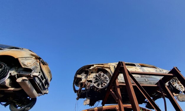 Foto un'auto è in riparazione e viene riparata