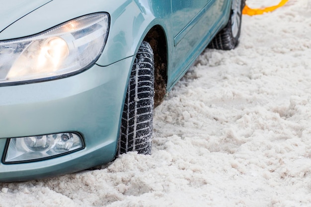 車は冬に雪で立ち往生し、自動車は助けが必要です。避難者が車を引き出す、避難者サービス