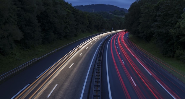 Photo car lights at night on the highway