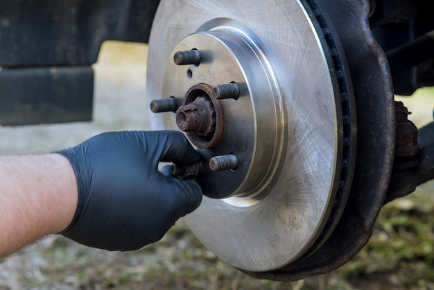 Photo car mechanic repair service change car disc brake pads from old brakes to new brakes