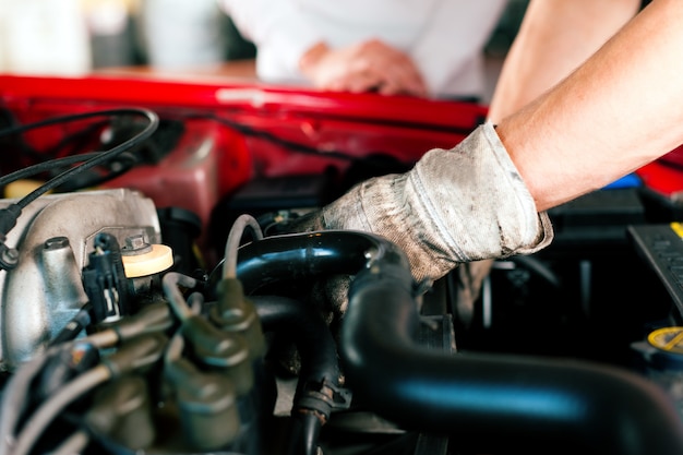 Photo car mechanic in repair shop