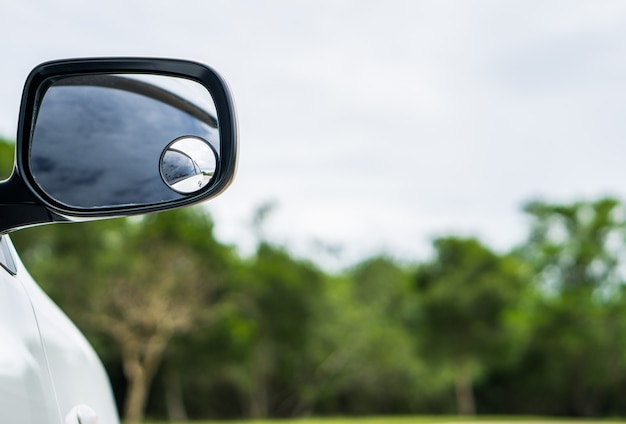 写真 緑色の背景で車のミラー