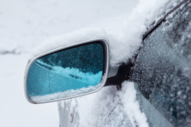 車のミラーと雪