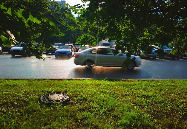 モスクワ郊外の道路の背景に車