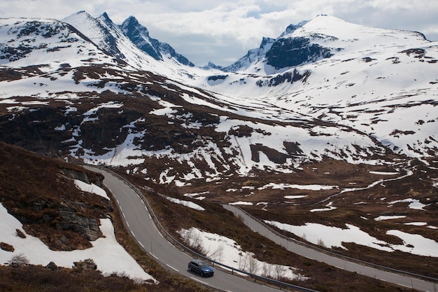 山道の車