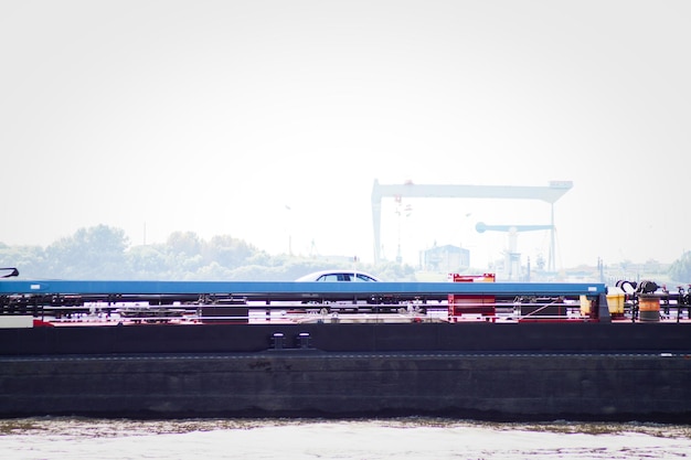 Photo car moving on bridge over river against clear sky