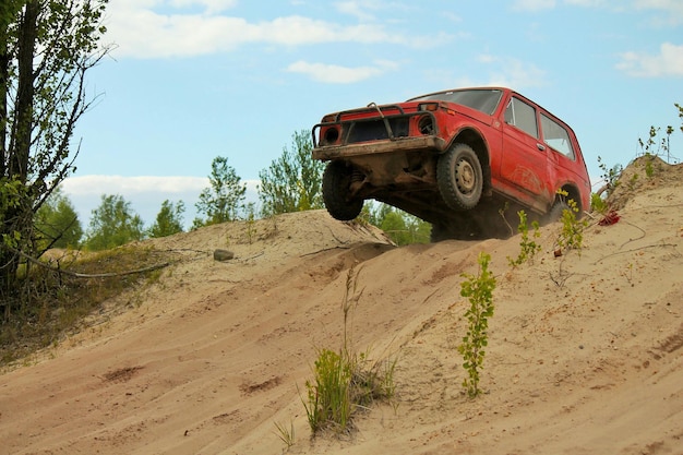 写真 フィールドで移動する車