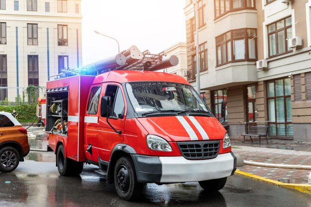 写真 建物に衝突する街の車