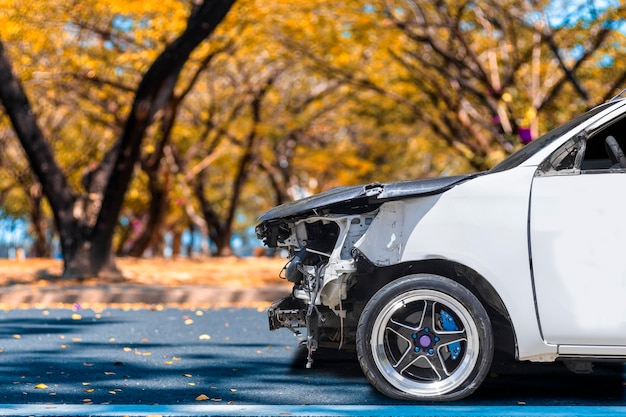 写真 街の通りに駐車した車